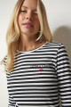 Kadın Siyah Beyaz Nakışlı Çizgili Fitilli Örme Crop Bluz MC00234