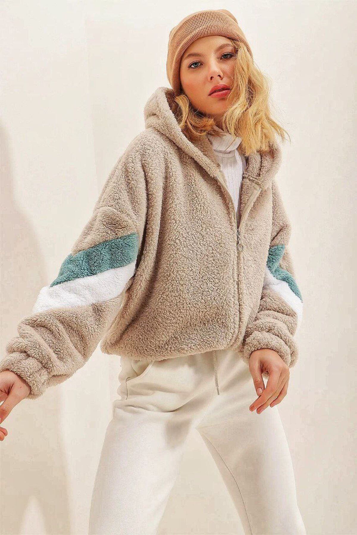 Kapüşonlu Fermuarlı Kolları Renk Bloklu Oversize Peluş Sweatshirt Kapüşonlu Fermuarlı Kolları Renk Bloklu Oversize Peluş Sweatshirt