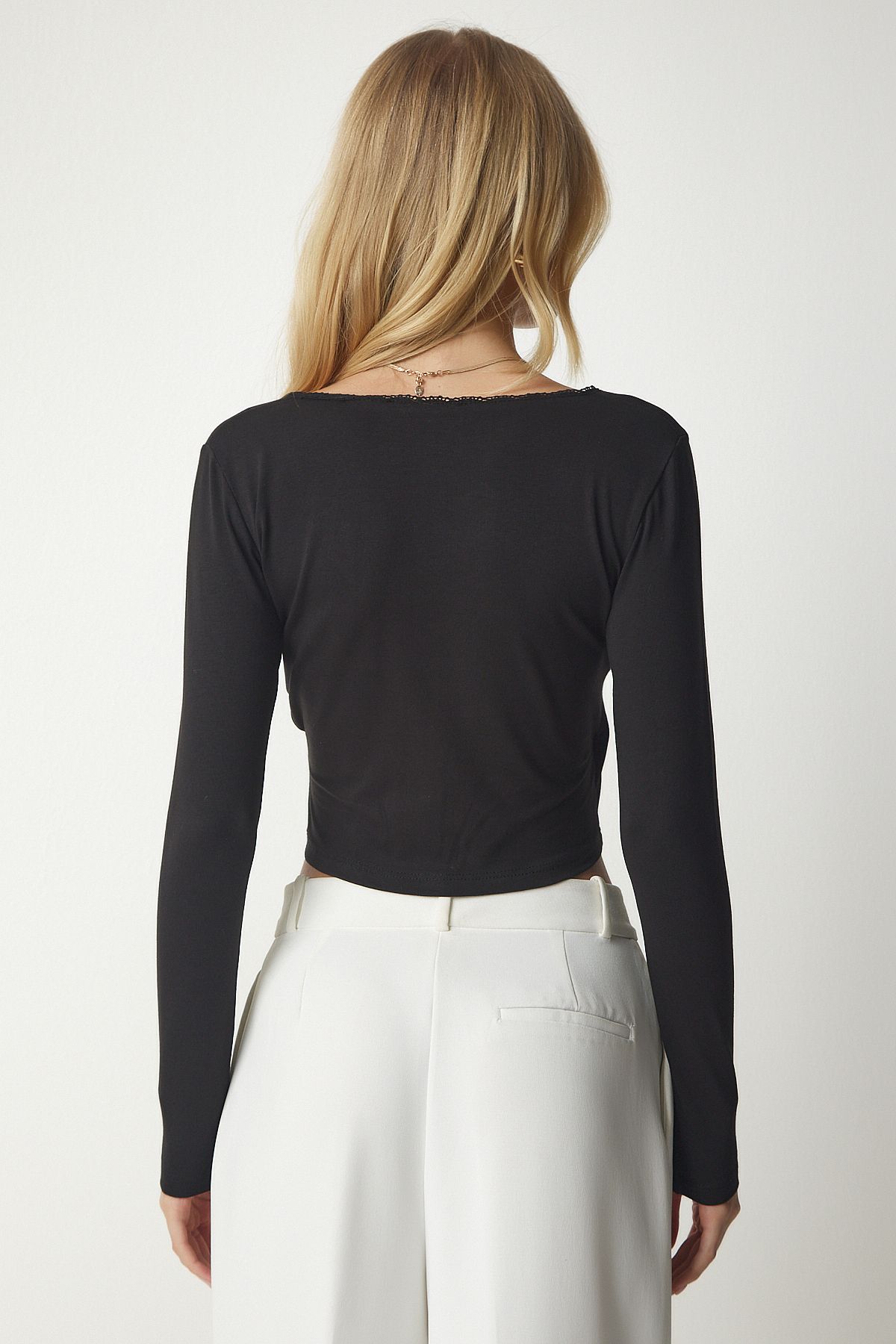 Kadın Siyah Güpür Detaylı V Yaka Örme Crop Bluz TO00113 Kadın Siyah Güpür Detaylı V Yaka Örme Crop Bluz TO00113