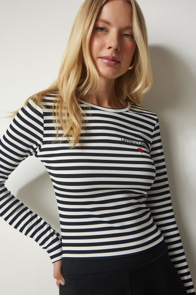 Kadın Siyah Beyaz Nakışlı Çizgili Fitilli Örme Crop Bluz MC00234 Kadın Siyah Beyaz Nakışlı Çizgili Fitilli Örme Crop Bluz MC00234
