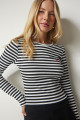 Kadın Siyah Beyaz Nakışlı Çizgili Fitilli Örme Crop Bluz MC00234