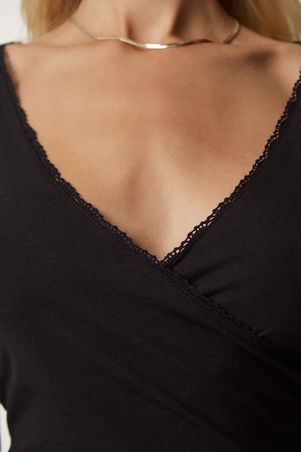 Kadın Siyah Güpür Detaylı V Yaka Örme Crop Bluz TO00113 Kadın Siyah Güpür Detaylı V Yaka Örme Crop Bluz TO00113