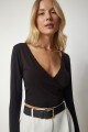 Kadın Siyah Güpür Detaylı V Yaka Örme Crop Bluz TO00113 Kadın Siyah Güpür Detaylı V Yaka Örme Crop Bluz TO00113