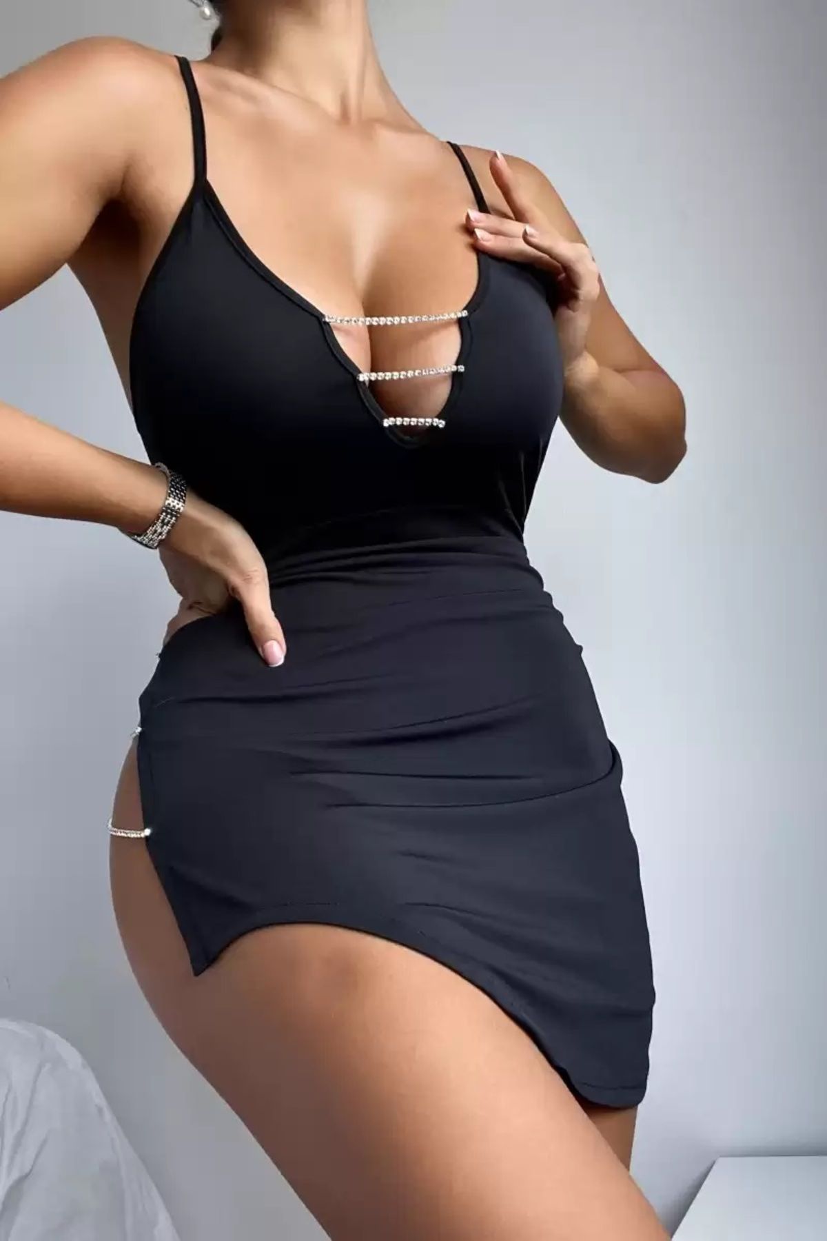 Kadın Siyah Zincir Taşlı Dekolteli Seksi Mini Fantezi Elbise Kadın Siyah Zincir Taşlı Dekolteli Seksi Mini Fantezi Elbise