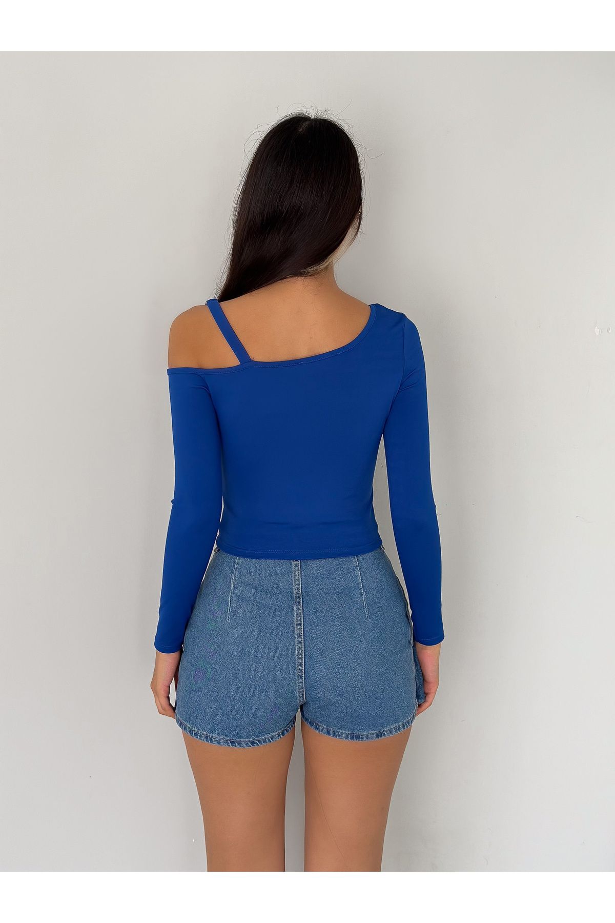 Kadın Saks Mavisi Tek Omuz Halkalı Uzun Kol Dalgıç Kumaş Crop Bluz Kadın Saks Mavisi Tek Omuz Halkalı Uzun Kol Dalgıç Kumaş Crop Bluz