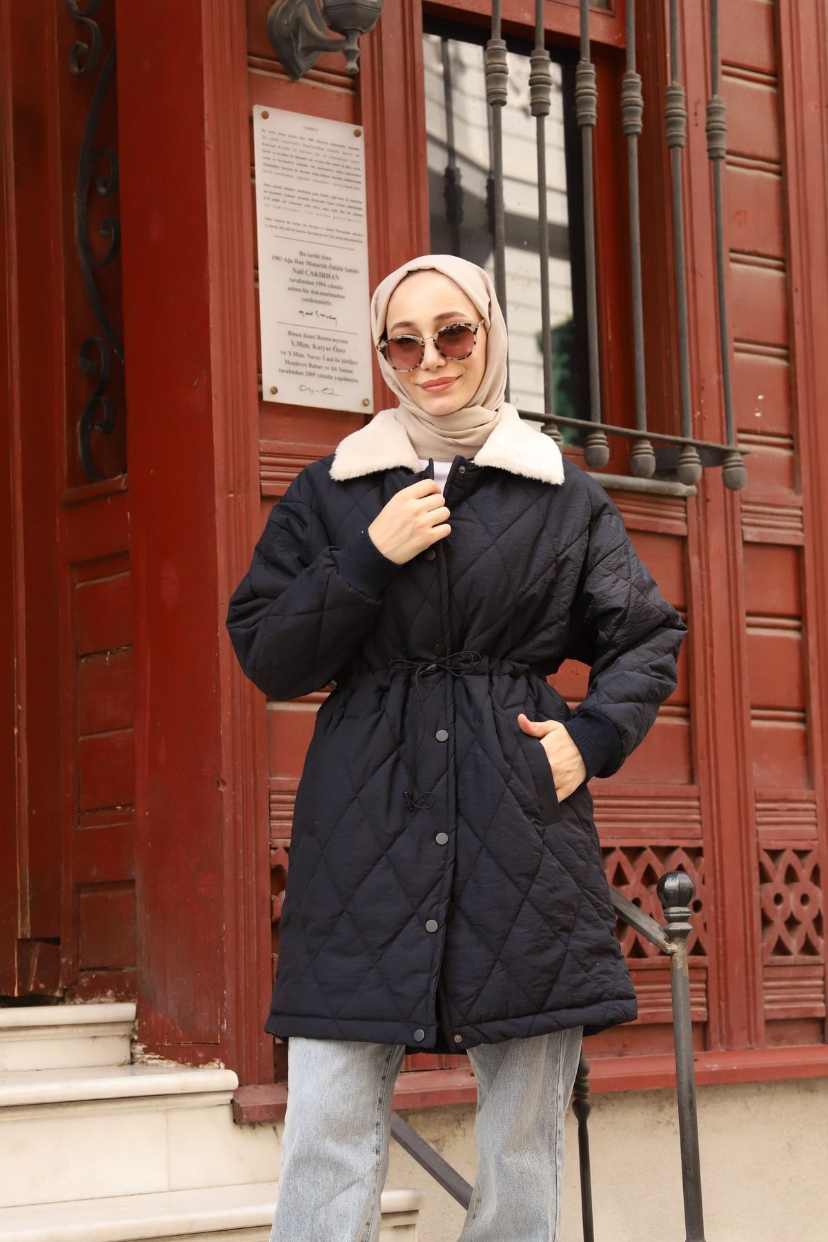 Yakası Kürklü Baklava Desen Bel Bağlamalı Kapitone Ceket Yakası Kürklü Baklava Desen Bel Bağlamalı Kapitone Ceket