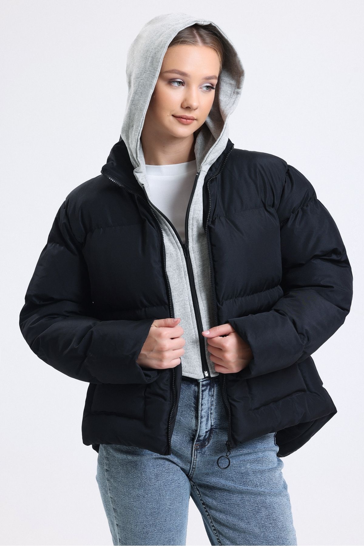 Kadın Siyah Sweatshirt Detaylı Çift Cepli Fermuarlı Asimetrik Şişme Mont Kadın Siyah Sweatshirt Detaylı Çift Cepli Fermuarlı Asimetrik Şişme Mont