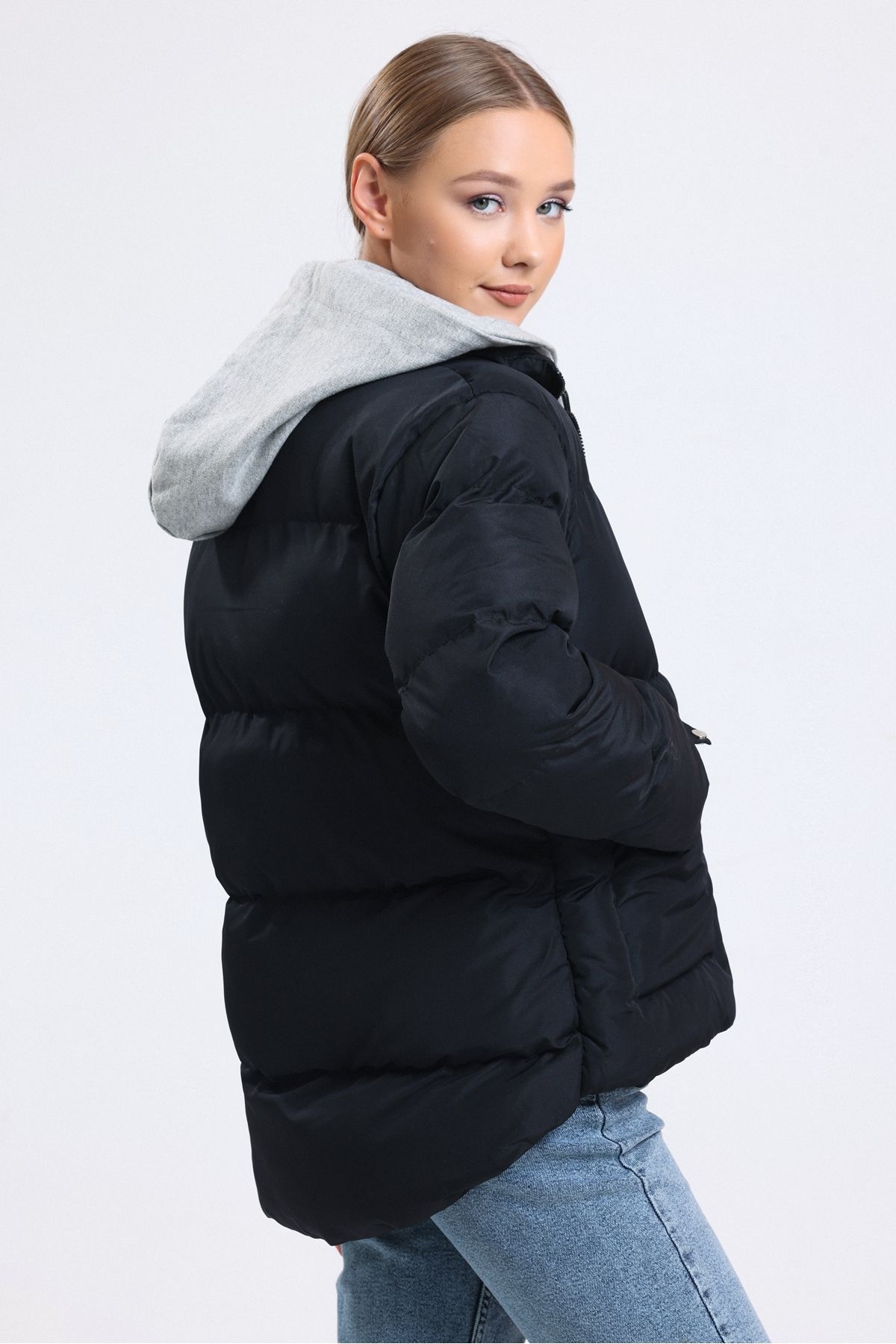 Kadın Siyah Sweatshirt Detaylı Çift Cepli Fermuarlı Asimetrik Şişme Mont Kadın Siyah Sweatshirt Detaylı Çift Cepli Fermuarlı Asimetrik Şişme Mont