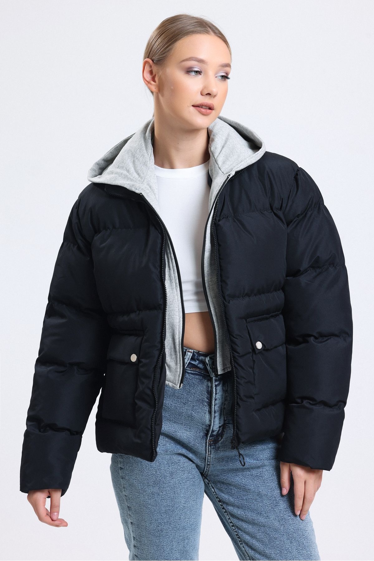 Kadın Siyah Sweatshirt Detaylı Çift Cepli Fermuarlı Asimetrik Şişme Mont Kadın Siyah Sweatshirt Detaylı Çift Cepli Fermuarlı Asimetrik Şişme Mont