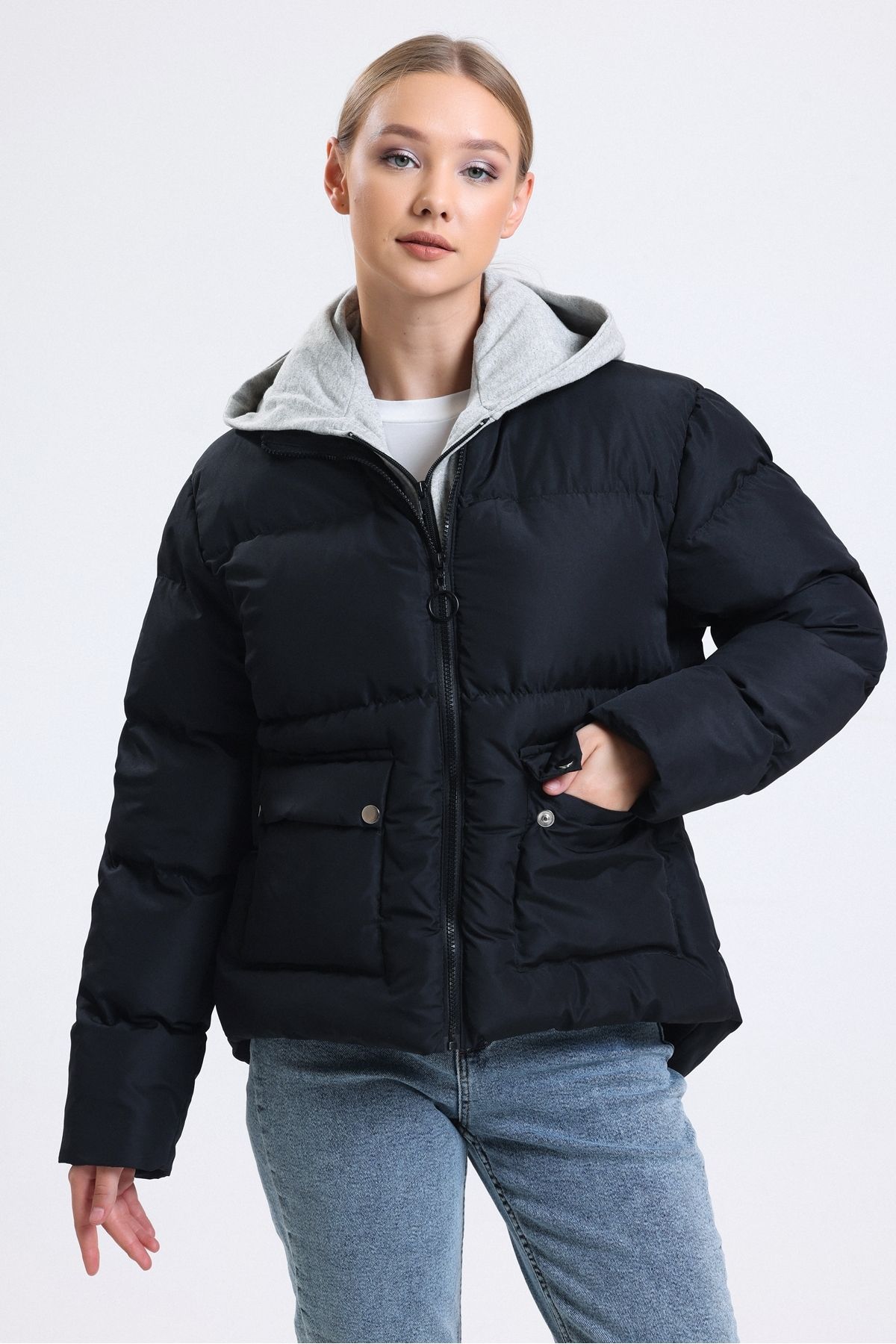 Kadın Siyah Sweatshirt Detaylı Çift Cepli Fermuarlı Asimetrik Şişme Mont Kadın Siyah Sweatshirt Detaylı Çift Cepli Fermuarlı Asimetrik Şişme Mont