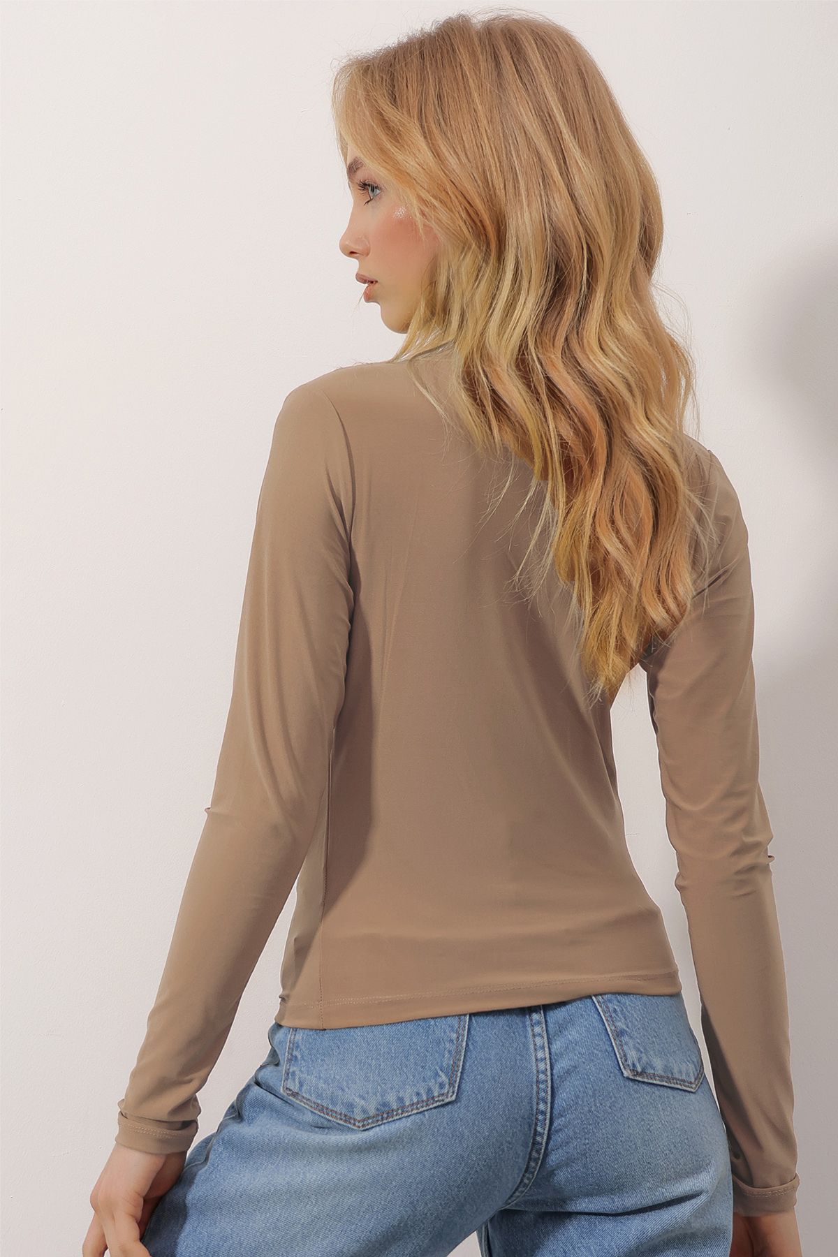 Kadın Sütlü Kahve Dik Yaka Omzu Drapeli Sandy Crop Bluz ALC-X9554 Kadın Sütlü Kahve Dik Yaka Omzu Drapeli Sandy Crop Bluz ALC-X9554