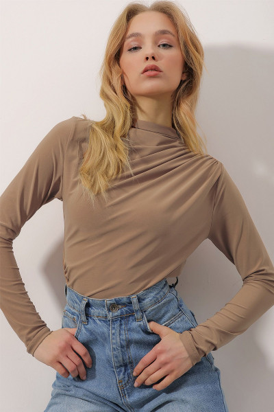 Kadın Sütlü Kahve Dik Yaka Omzu Drapeli Sandy Crop Bluz ALC-X9554 Kadın Sütlü Kahve Dik Yaka Omzu Drapeli Sandy Crop Bluz ALC-X9554