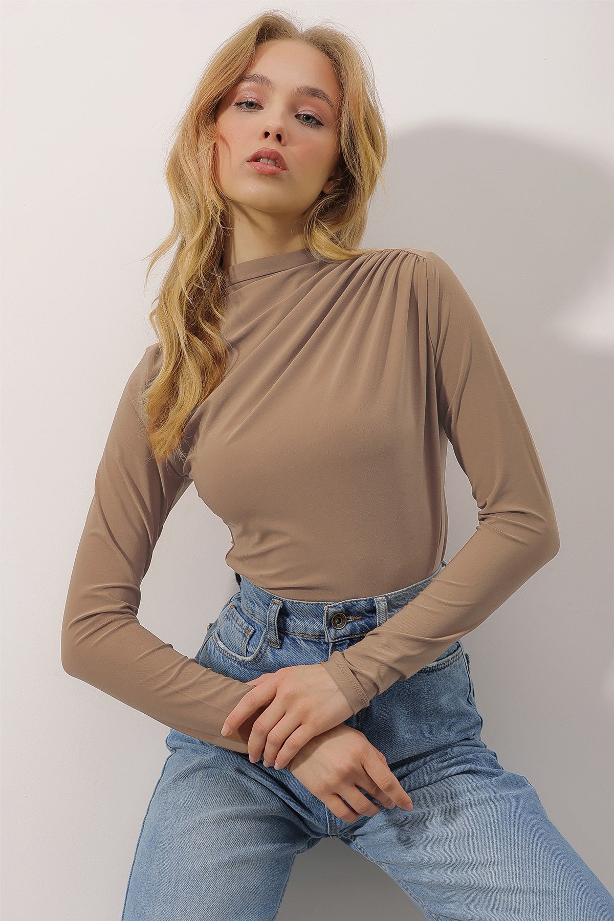 Kadın Sütlü Kahve Dik Yaka Omzu Drapeli Sandy Crop Bluz ALC-X9554 Kadın Sütlü Kahve Dik Yaka Omzu Drapeli Sandy Crop Bluz ALC-X9554