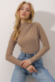 Kadın Sütlü Kahve Dik Yaka Omzu Drapeli Sandy Crop Bluz ALC-X9554 Kadın Sütlü Kahve Dik Yaka Omzu Drapeli Sandy Crop Bluz ALC-X9554