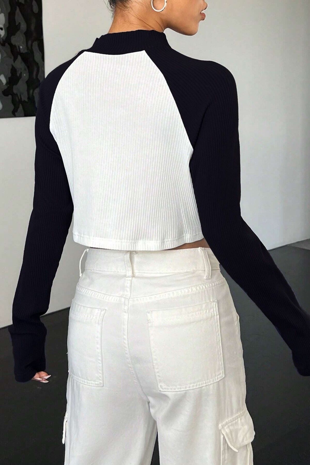 Kadın Siyah Beyaz Kaşkorse Kumaş Reglan Kol Fermuarlı Dik Yaka Crop Bluz Kadın Siyah Beyaz Kaşkorse Kumaş Reglan Kol Fermuarlı Dik Yaka Crop Bluz