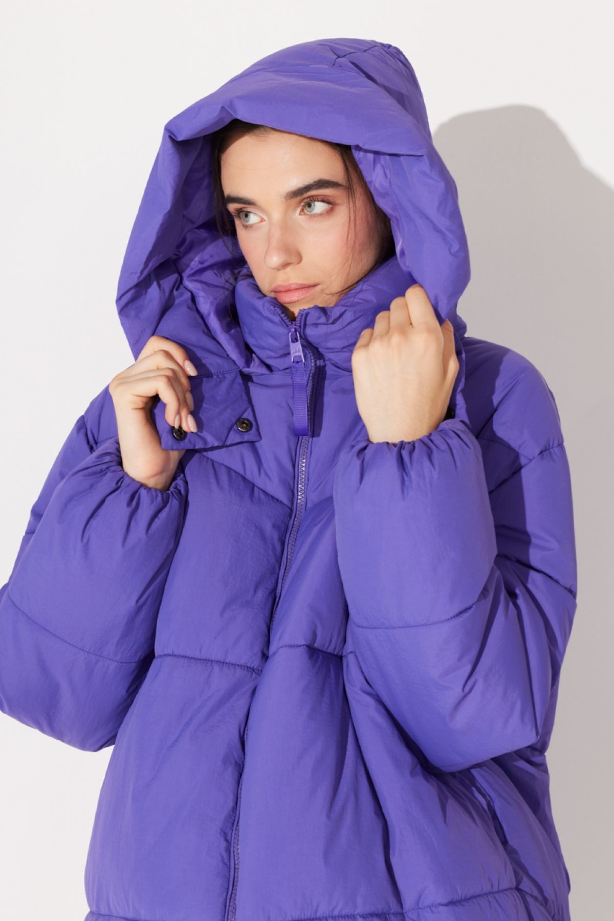 Loose Fit Rahat Kesim Kapüşonlu Fermuarlı Kadın Uzun Mor Şişme Mont Loose Fit Rahat Kesim Kapüşonlu Fermuarlı Kadın Uzun Mor Şişme Mont