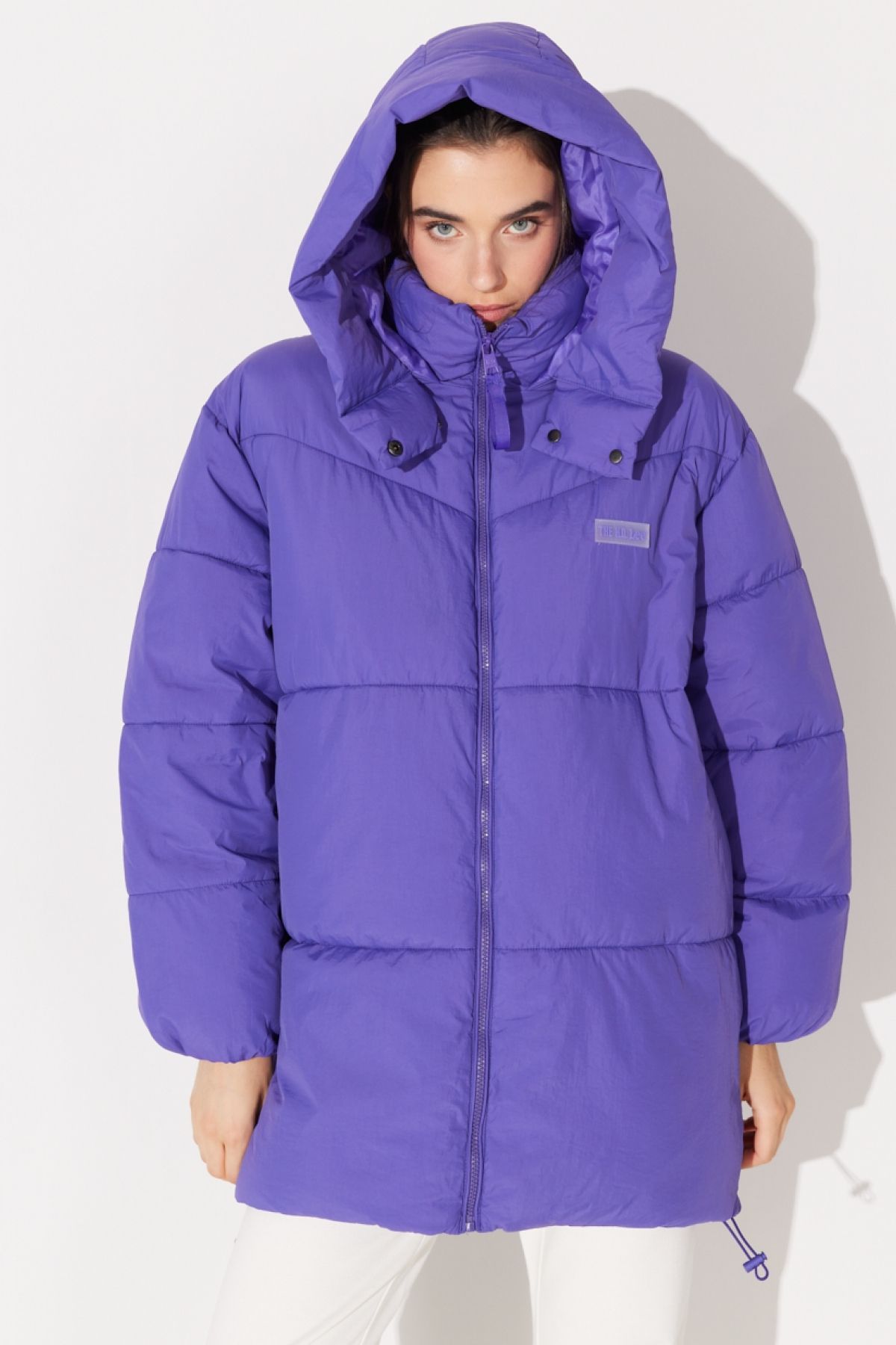 Loose Fit Rahat Kesim Kapüşonlu Fermuarlı Kadın Uzun Mor Şişme Mont Loose Fit Rahat Kesim Kapüşonlu Fermuarlı Kadın Uzun Mor Şişme Mont