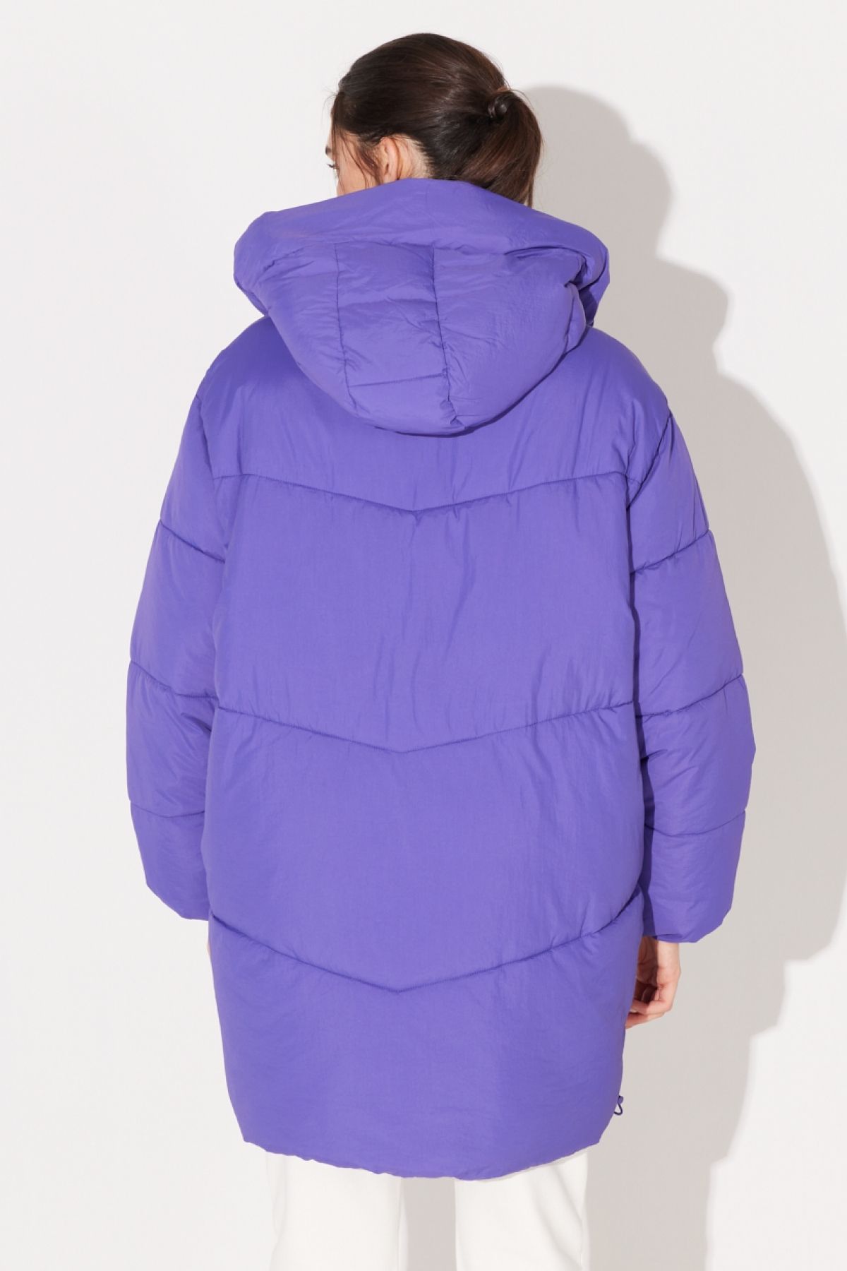 Loose Fit Rahat Kesim Kapüşonlu Fermuarlı Kadın Uzun Mor Şişme Mont Loose Fit Rahat Kesim Kapüşonlu Fermuarlı Kadın Uzun Mor Şişme Mont