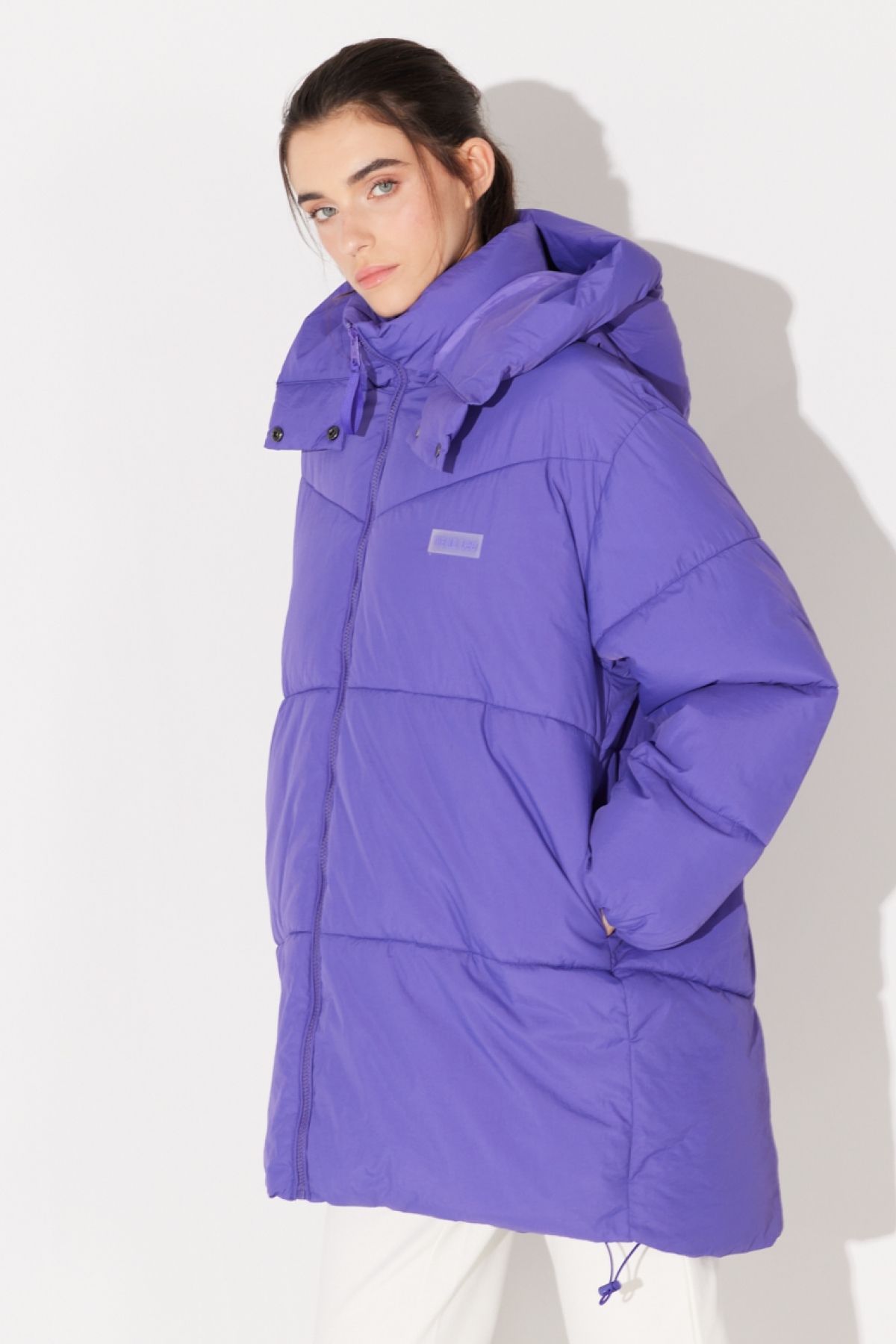 Loose Fit Rahat Kesim Kapüşonlu Fermuarlı Kadın Uzun Mor Şişme Mont Loose Fit Rahat Kesim Kapüşonlu Fermuarlı Kadın Uzun Mor Şişme Mont
