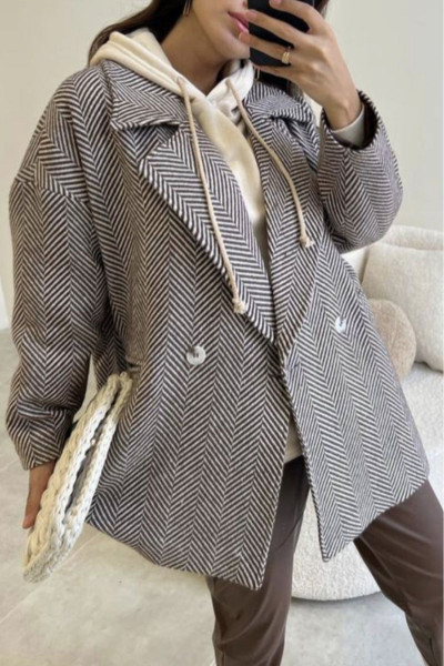 Kahverengi Krem Renk Balık Sırtı Desenli Oversize Standart Beden Astarlı Kısa Kaban Kahverengi Krem Renk Balık Sırtı Desenli Oversize Standart Beden Astarlı Kısa Kaban
