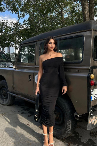 Siyah Kol Detaylı Büzgülü Elbise Siyah Kol Detaylı Büzgülü Elbise