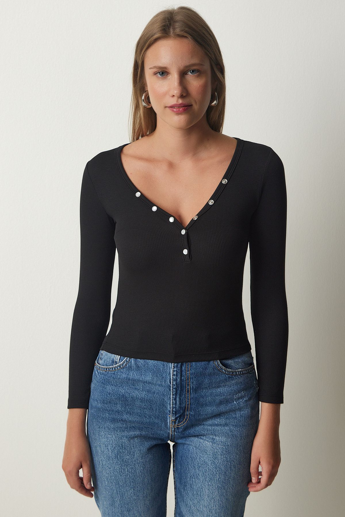 Kadın Siyah Düğmeli Yaka Fitilli Crop Örme Bluz LD00066 Kadın Siyah Düğmeli Yaka Fitilli Crop Örme Bluz LD00066