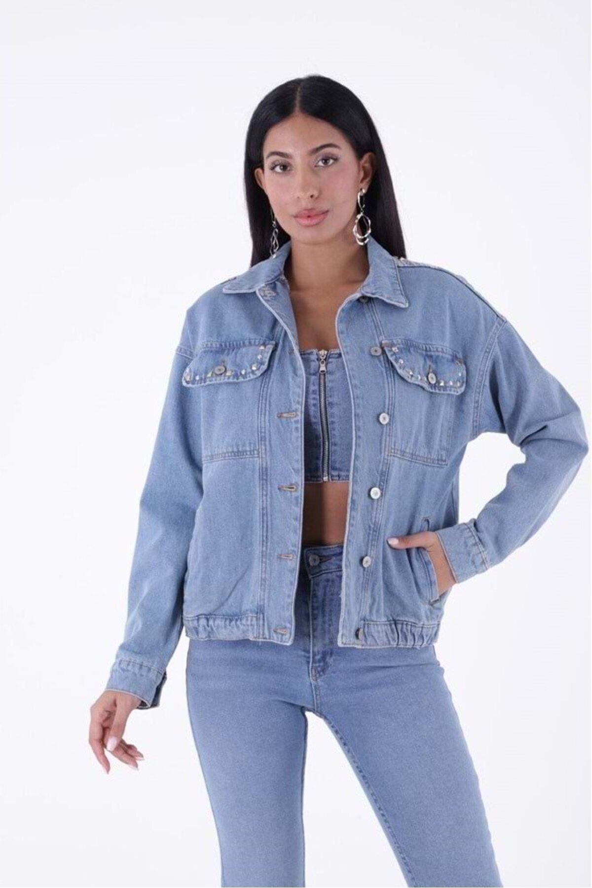 Sırtı Nakışlı ve Uzun Kollu Cepli Bomber Kadın Kot Ceket Orta Mavi Denim Sırtı Nakışlı ve Uzun Kollu Cepli Bomber Kadın Kot Ceket Orta Mavi Denim