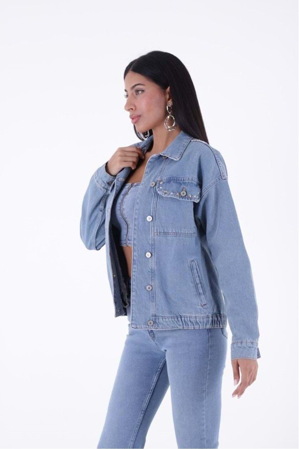 Sırtı Nakışlı ve Uzun Kollu Cepli Bomber Kadın Kot Ceket Orta Mavi Denim Sırtı Nakışlı ve Uzun Kollu Cepli Bomber Kadın Kot Ceket Orta Mavi Denim