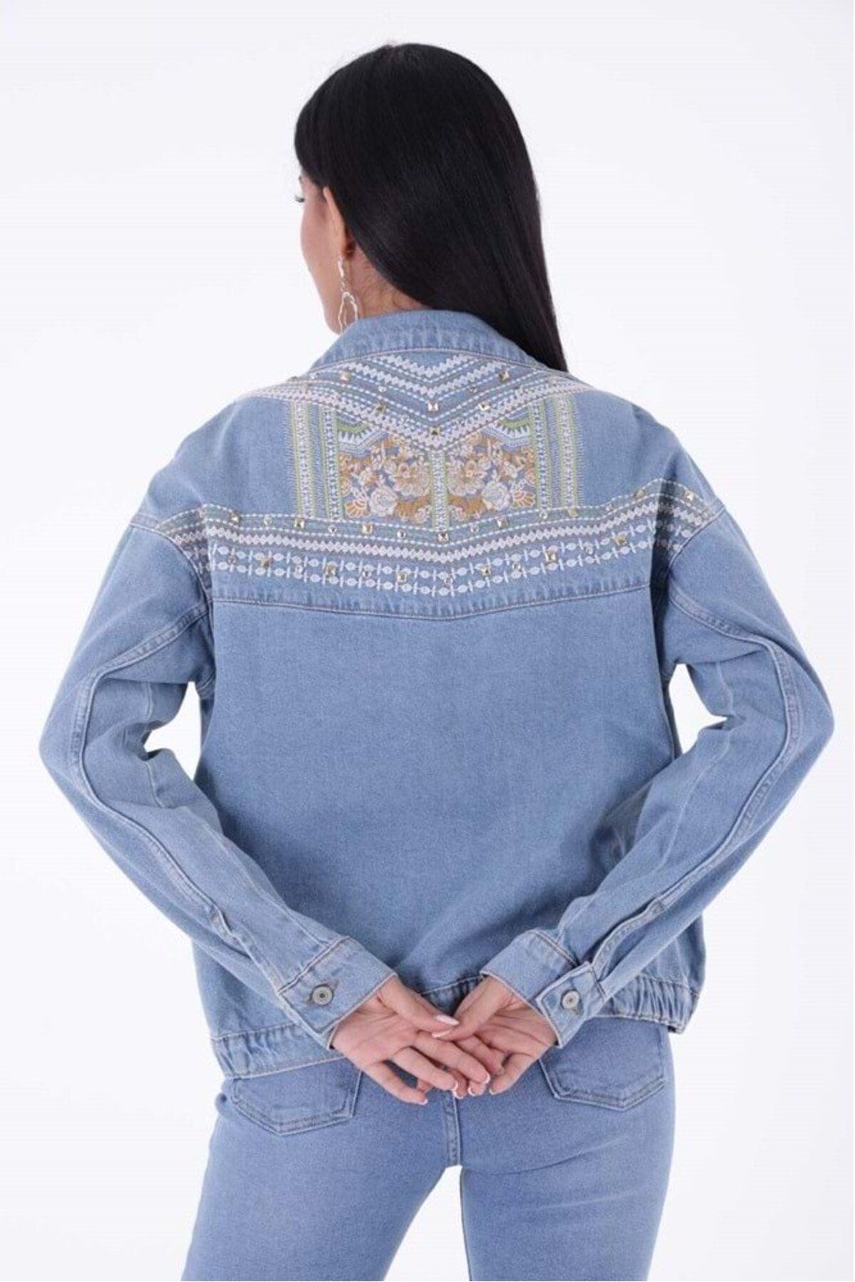 Sırtı Nakışlı ve Uzun Kollu Cepli Bomber Kadın Kot Ceket Orta Mavi Denim Sırtı Nakışlı ve Uzun Kollu Cepli Bomber Kadın Kot Ceket Orta Mavi Denim