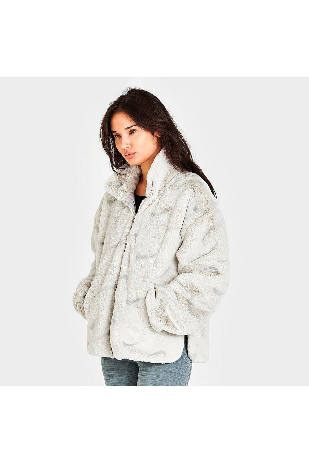 Sportswear Plush Baskılı Suni Kürklü Kadın Ceketi. Sportswear Plush Baskılı Suni Kürklü Kadın Ceketi.