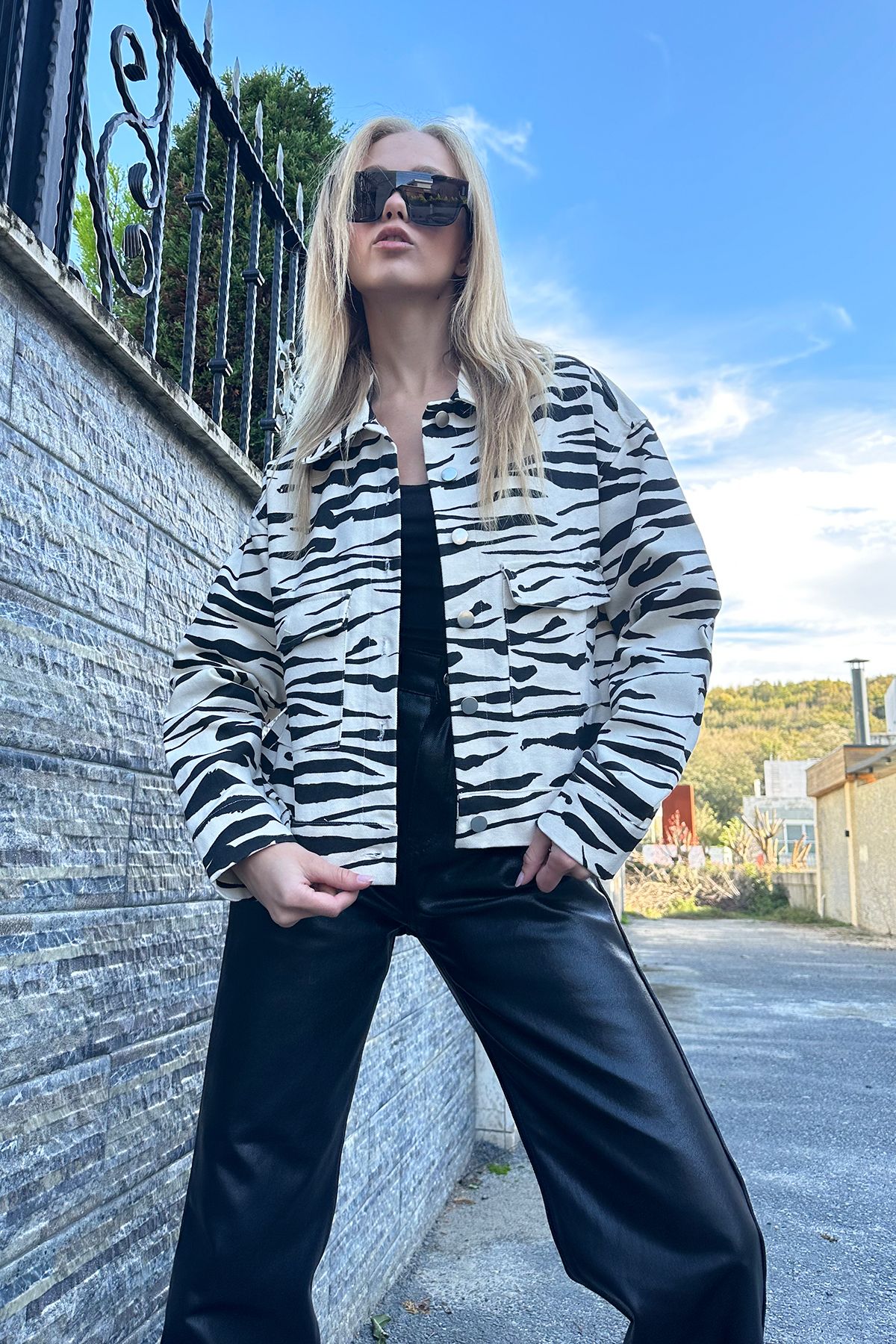 Kadın Siyah-Krem Zebra Desenli Crop Jean Ceket ALC-X11229 Kadın Siyah-Krem Zebra Desenli Crop Jean Ceket ALC-X11229