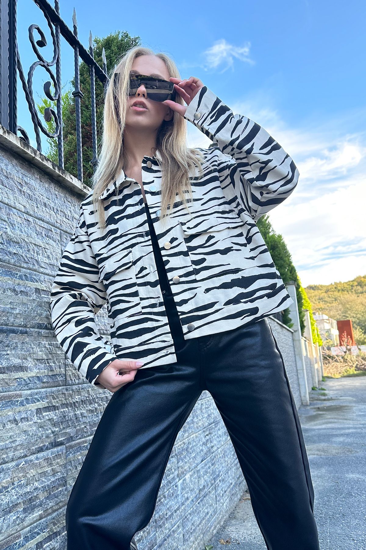 Kadın Siyah-Krem Zebra Desenli Crop Jean Ceket ALC-X11229 Kadın Siyah-Krem Zebra Desenli Crop Jean Ceket ALC-X11229