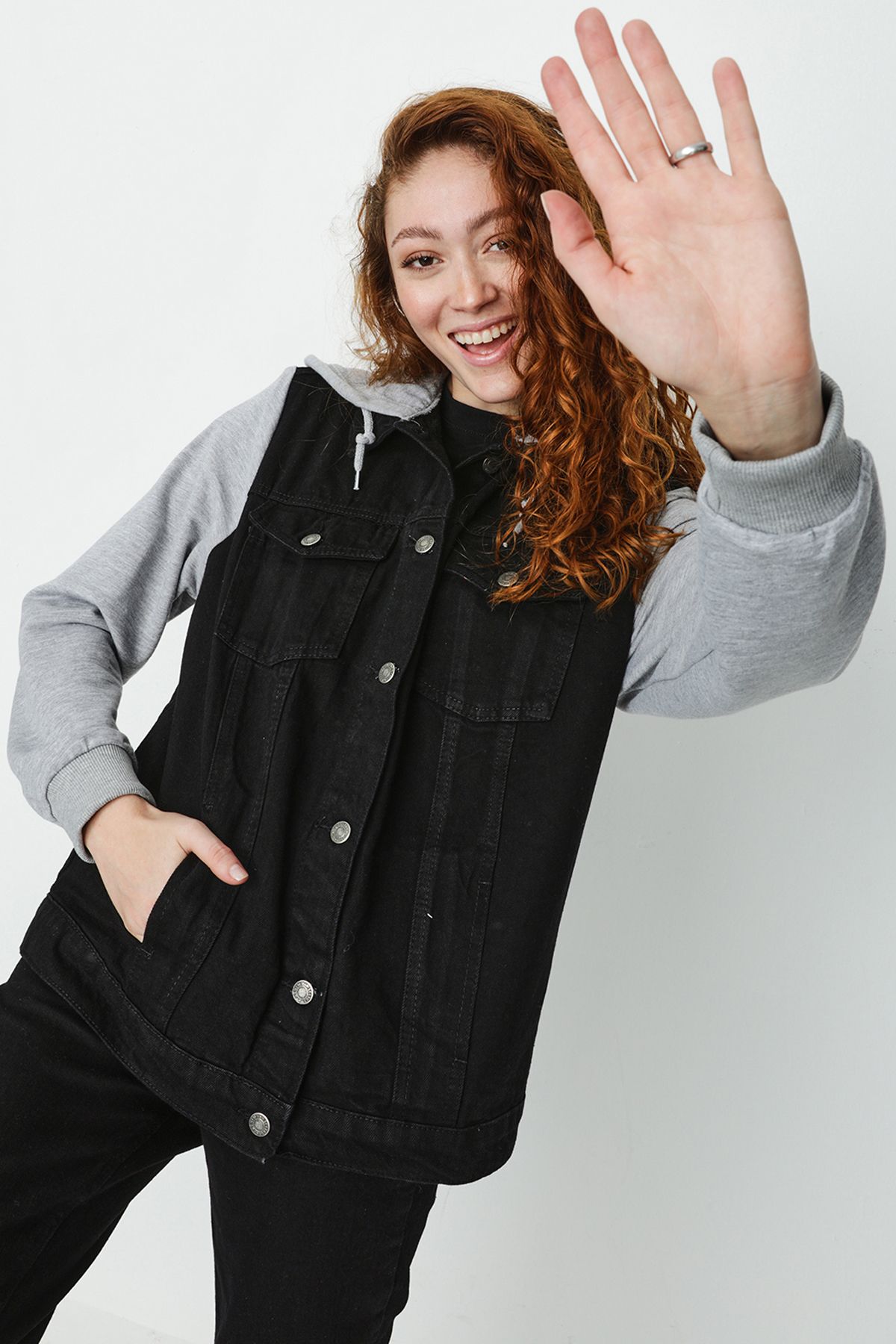 Kadın Siyah Kapüşonlu Kolları Penye Oversize Denim Ceket Kadın Siyah Kapüşonlu Kolları Penye Oversize Denim Ceket