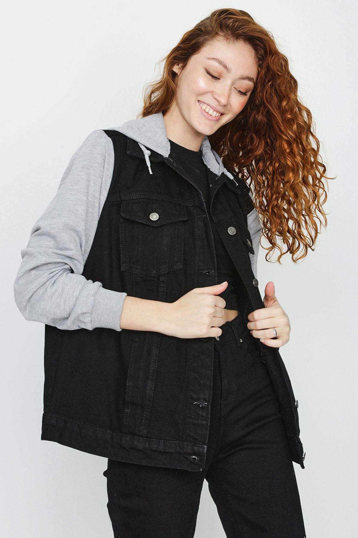 Kadın Siyah Kapüşonlu Kolları Penye Oversize Denim Ceket Kadın Siyah Kapüşonlu Kolları Penye Oversize Denim Ceket