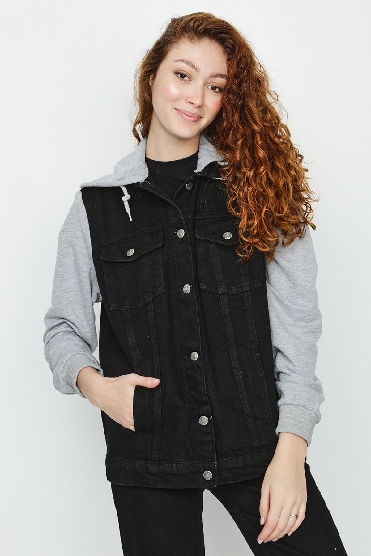Kadın Siyah Kapüşonlu Kolları Penye Oversize Denim Ceket Kadın Siyah Kapüşonlu Kolları Penye Oversize Denim Ceket