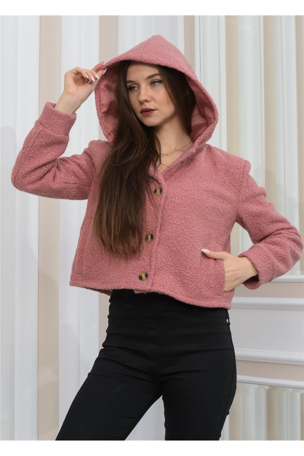 Yeni Sezon Peluş Kıvırcık Crop Kapşonlu Mont Pudra Yeni Sezon Peluş Kıvırcık Crop Kapşonlu Mont Pudra