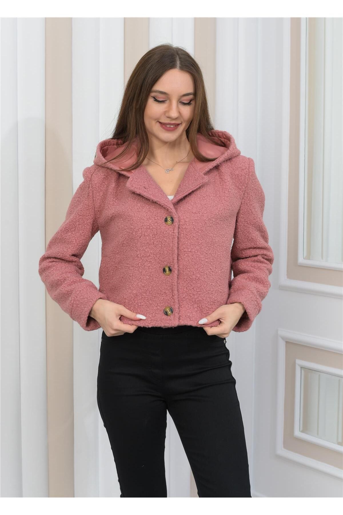 Yeni Sezon Peluş Kıvırcık Crop Kapşonlu Mont Pudra Yeni Sezon Peluş Kıvırcık Crop Kapşonlu Mont Pudra