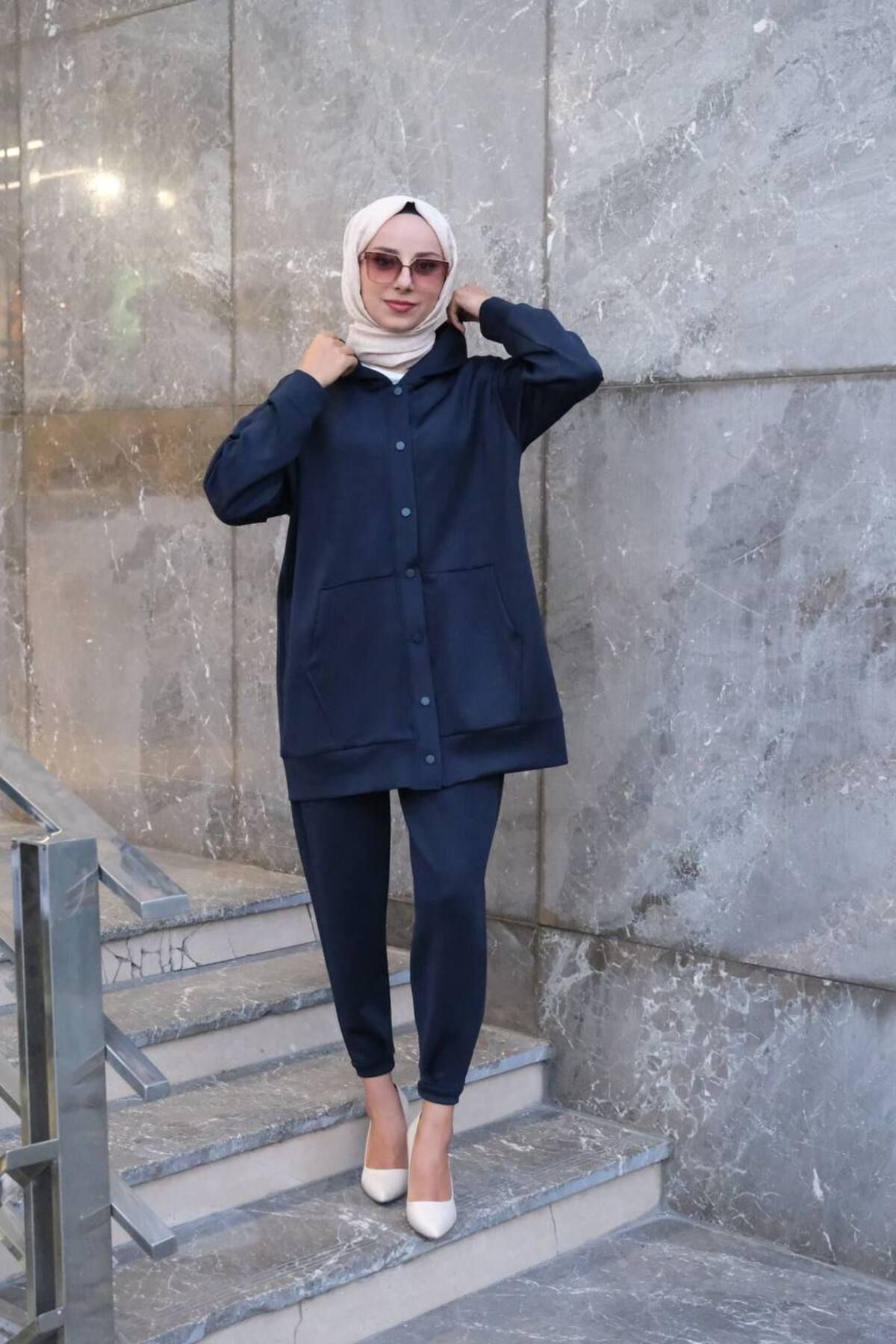 Özel Kumaş Scuba Takım Çıt Çıtlı Kapüşonlu Çift Cepli Salaş Stil Ütü Gerektirmez Giy-Çık Özel Kumaş Scuba Takım Çıt Çıtlı Kapüşonlu Çift Cepli Salaş Stil Ütü Gerektirmez Giy-Çık