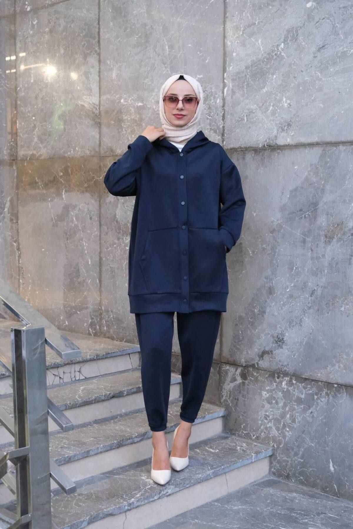 Özel Kumaş Scuba Takım Çıt Çıtlı Kapüşonlu Çift Cepli Salaş Stil Ütü Gerektirmez Giy-Çık Özel Kumaş Scuba Takım Çıt Çıtlı Kapüşonlu Çift Cepli Salaş Stil Ütü Gerektirmez Giy-Çık