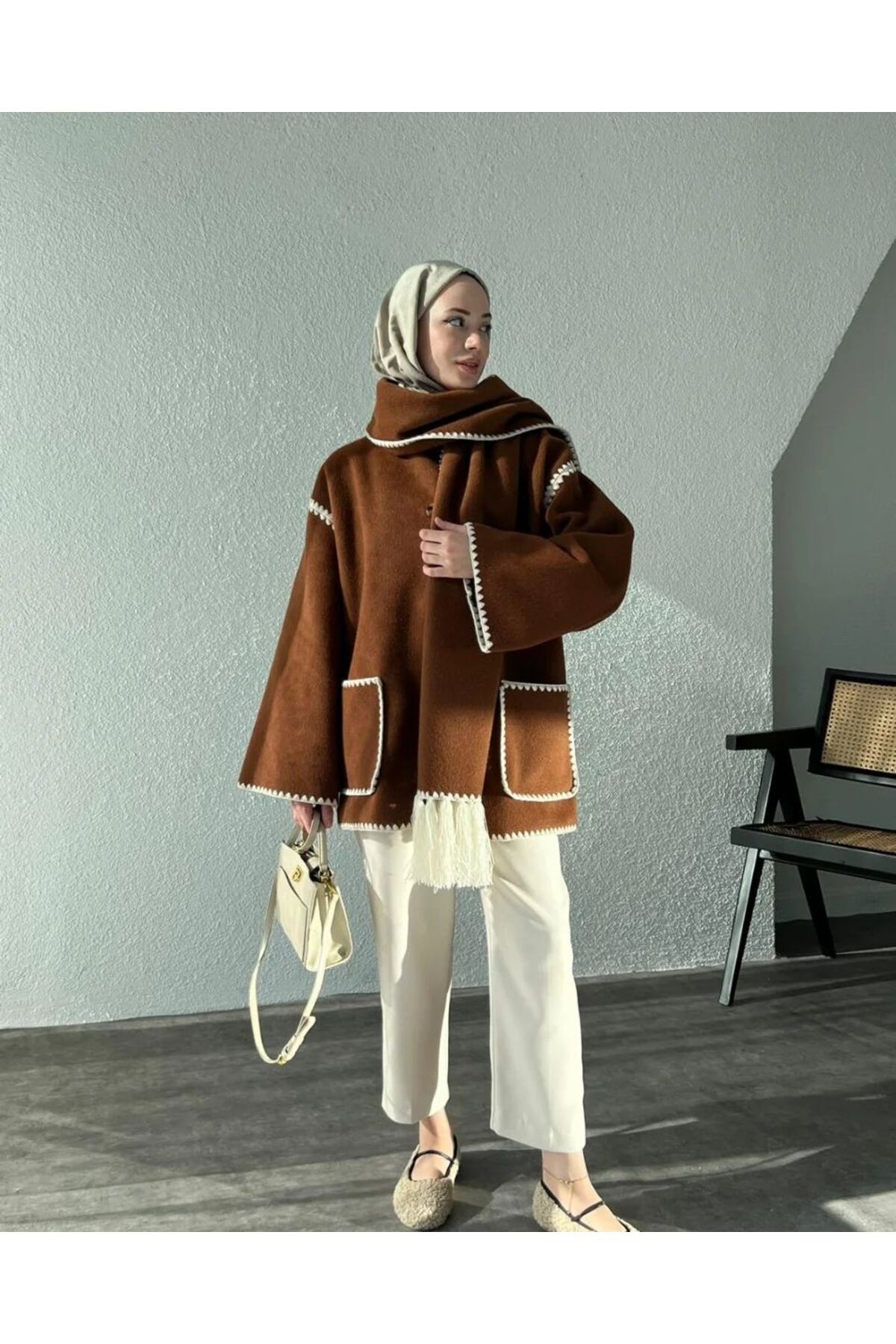 Nakış Detaylı Atkılı Yumuşak Kaşe Kaban- Ceket