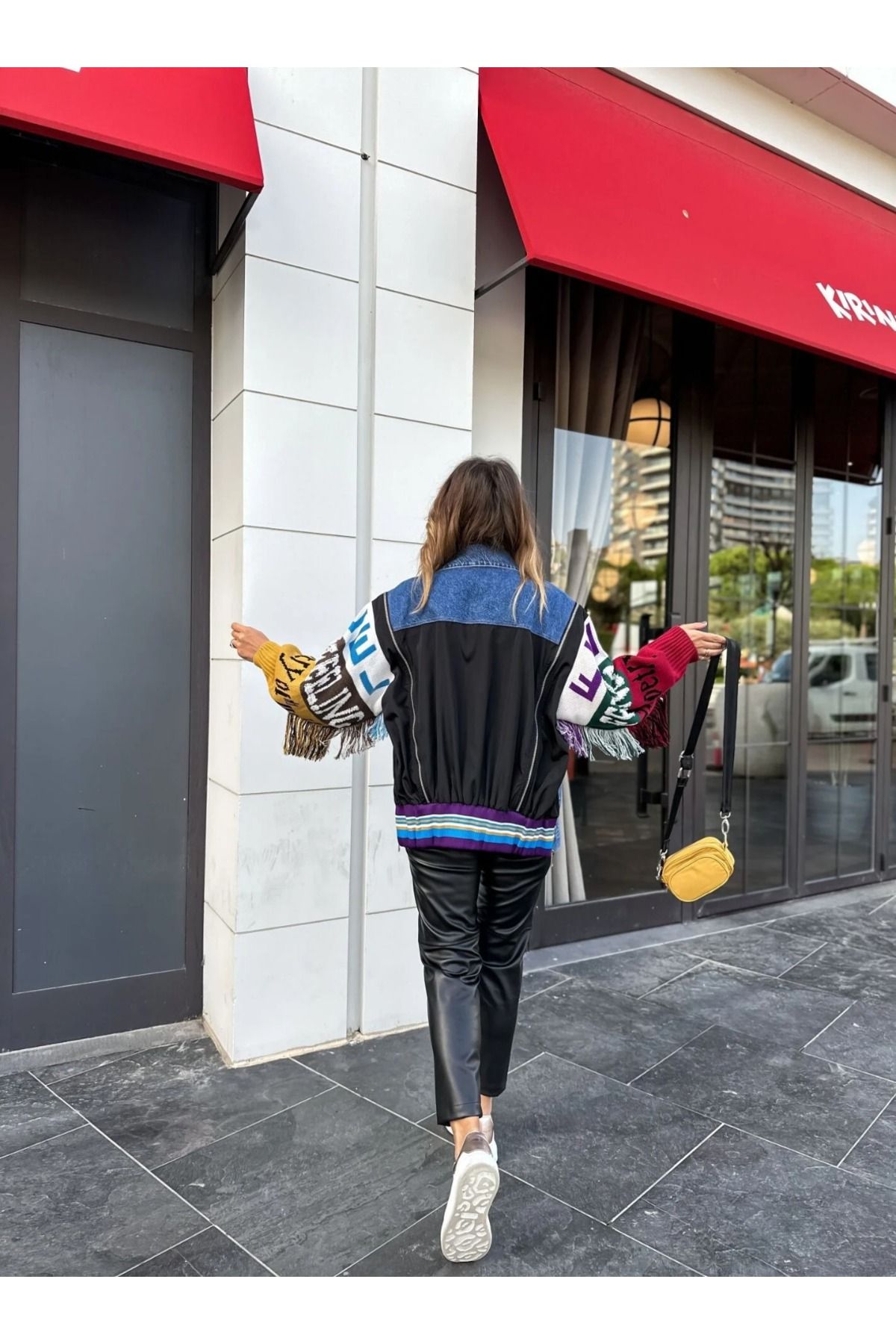 Mavi Fermuarlı Ve Püskül Detaylı Kot Ceket Mavi Fermuarlı Ve Püskül Detaylı Kot Ceket