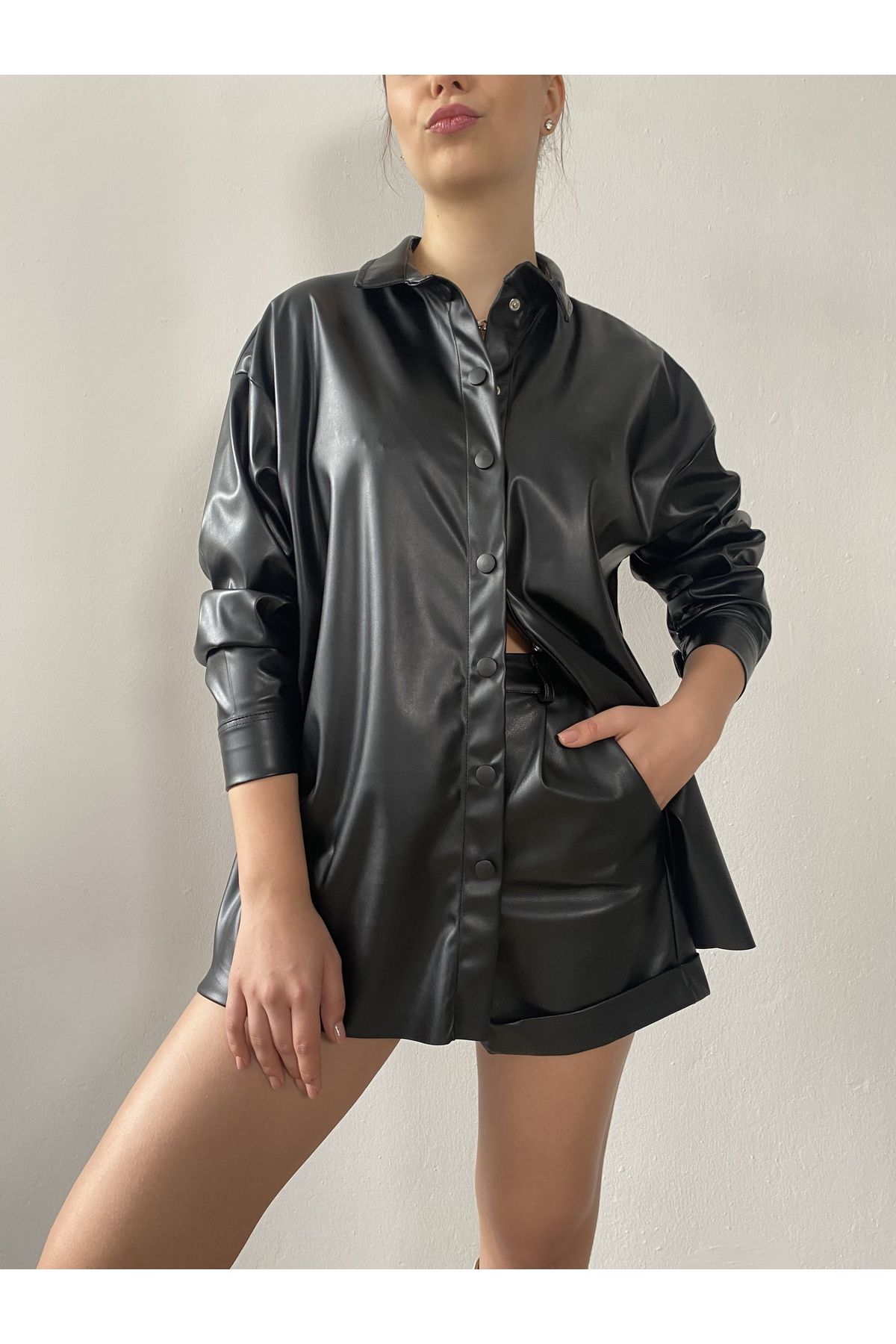 Siyah Çıtçıt Detaylı Oversize Deri Gömlek 26061 Siyah Çıtçıt Detaylı Oversize Deri Gömlek 26061