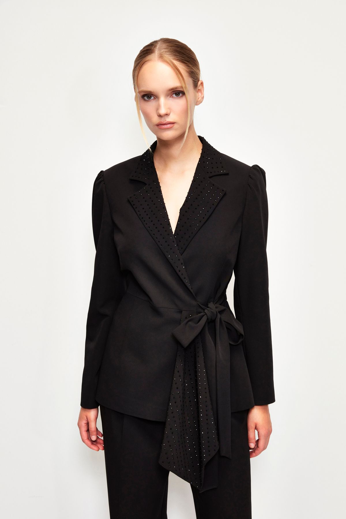 Mert Aslan Bağlama Detaylı Taşlı Ceket