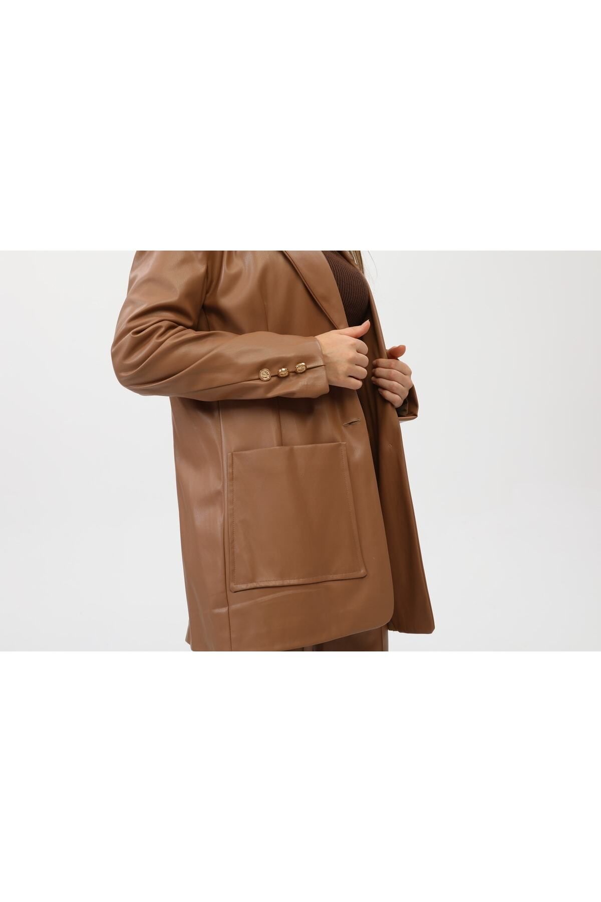 Kadın Suni Deri Standart Kapama Ve Yakalı Yama Cepli Blazer Ceket Kadın Suni Deri Standart Kapama Ve Yakalı Yama Cepli Blazer Ceket