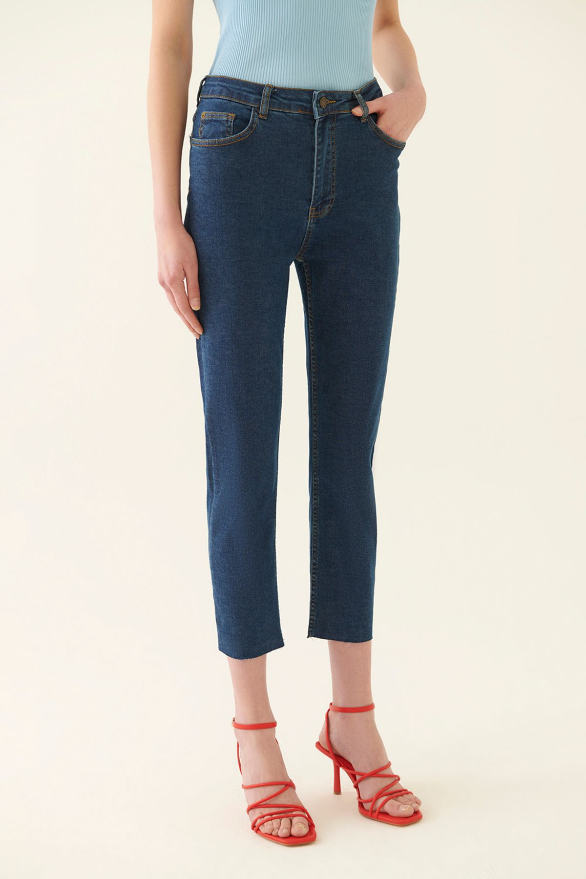 Romets Regular Fit Bilek Boy Orta Bel Lacivert Renk Kadın Denim Pantolon Romets Regular Fit Bilek Boy Orta Bel Lacivert Renk Kadın Denim Pantolon