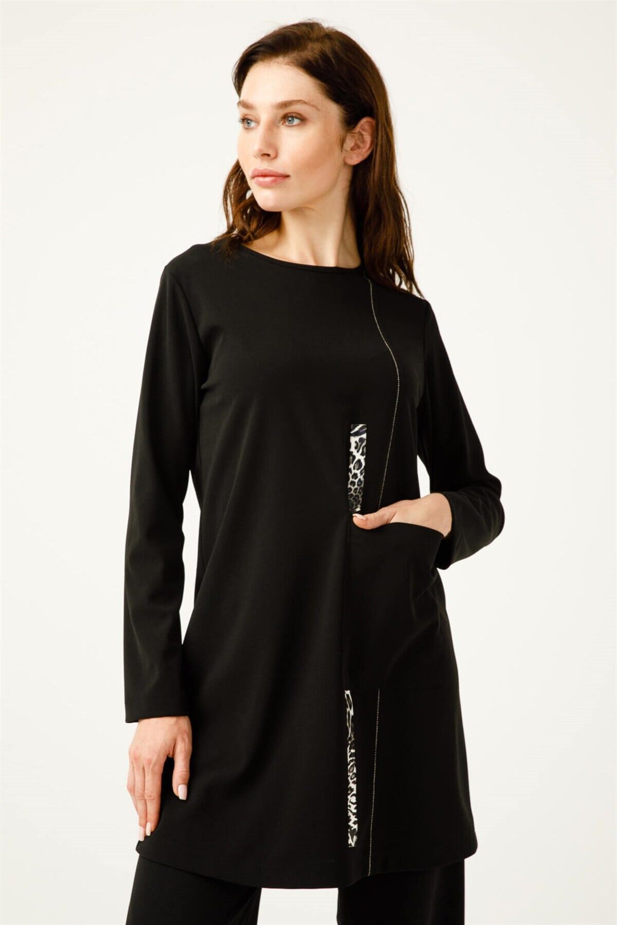 Leopar Desen Detaylı Pantolonlu Takım Siyah Leopar Desen Detaylı Pantolonlu Takım Siyah