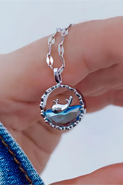 Kararmaz Balina Çelik Kolye Mavi Suda Yüzen Balık Model Gümüş Renk Çelik Kolye Kararmaz Balina Çelik Kolye Mavi Suda Yüzen Balık Model Gümüş Renk Çelik Kolye