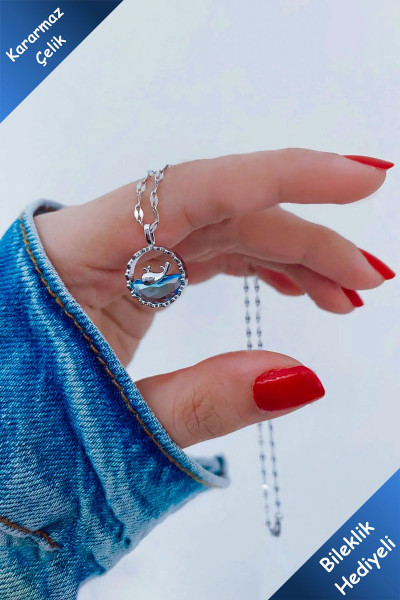 Kararmaz Balina Çelik Kolye Mavi Suda Yüzen Balık Model Gümüş Renk Çelik Kolye Kararmaz Balina Çelik Kolye Mavi Suda Yüzen Balık Model Gümüş Renk Çelik Kolye