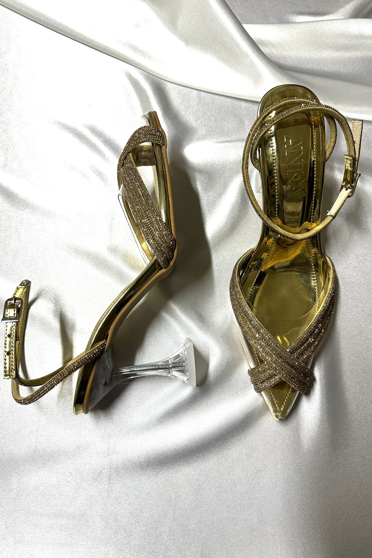 Lady Princess Altın Şeffaf Çapraz Taşlı 8 Cm Şeffaf Topuklu Sivri Burunlu Abiye Ayakkabı Lady Princess Altın Şeffaf Çapraz Taşlı 8 Cm Şeffaf Topuklu Sivri Burunlu Abiye Ayakkabı