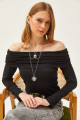 Kadın Siyah Madonna Yaka Örme Viskon Bluz BLZ-19002487 Kadın Siyah Madonna Yaka Örme Viskon Bluz BLZ-19002487